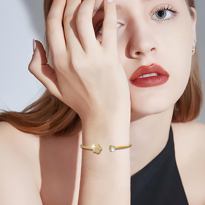 The whole body S925 sterling silver small flower bracelet is high-end, elegant and versatile, and the INS style bracelet is adjustable