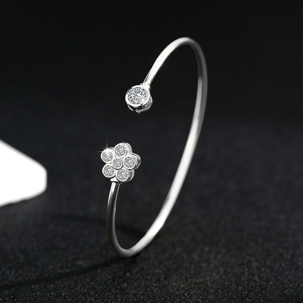 The whole body S925 sterling silver small flower bracelet is high-end, elegant and versatile, and the INS style bracelet is adjustable